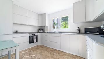 Frigorífico, microondas, horno y placa de cocina