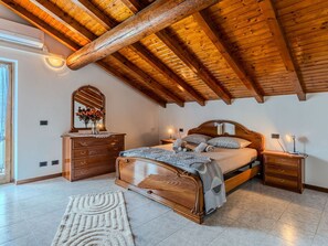 1 bedroom, travel cot, free WiFi