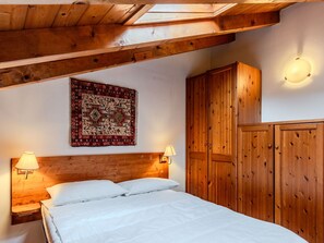 1 bedroom, iron/ironing board, travel cot, WiFi