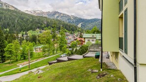 A hillside view of a town with buildings, a road, and mountains in the background. - Nice apartment for 4 guests with TV, balcony and panoramic view (Ragoli)
