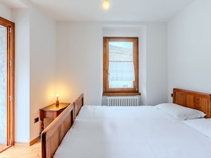 2 bedrooms, travel crib, free WiFi