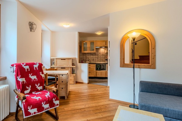 Meubles, Design Intérieur, Bois, Sol, Plafond, Sol, Pièce, Éclairage, Salon, Chaise