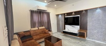 Charming 3-bedroom bungalow with WiFi, AC in peaceful Uchilakere