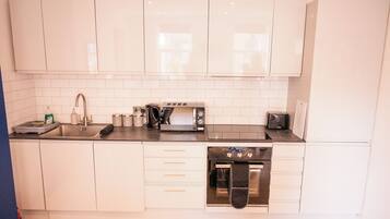 Refrigerador, microondas, horno, placa de cocina