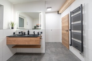 Hair dryer, towels, soap, toilet paper - BPS Luxury Penthouse Apartment #7 - Elegant - Deluxe - Ultramodern (Horb am Neckar)