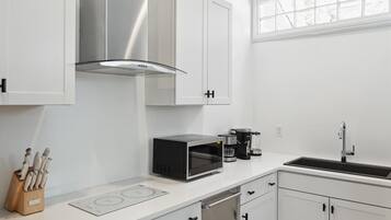 Kjøleskap, mikrobølgeovn, oppvaskmaskin og kaffetrakter/tekoker