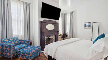 1 soverom, skrivebord, strykejern/-brett og reiseseng for barn