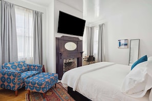 1 chambre, bureau, fer et planche à repasser, lit parapluie