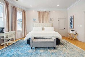 1 quarto, escrivaninha, ferros/tábuas de passar roupa, berço de viagem