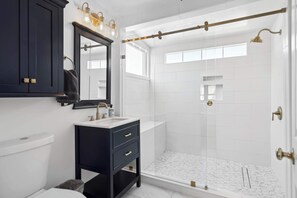 Shower, hair dryer, towels - Unique and Spacious Apartment with Heated Pool (Charleston)