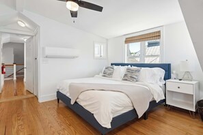 1 chambre, bureau, fer et planche à repasser, lit parapluie