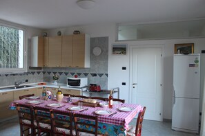Kylskåp, mikrovågsugn, ugn och spishäll