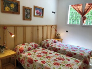 8 sovrum, skrivbord, strykjärn/strykbräda och resesäng