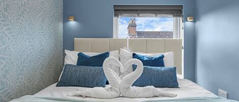 2 عدّة غرف نوم ومكواة/لوح كي وسرير سفر وواي فاي