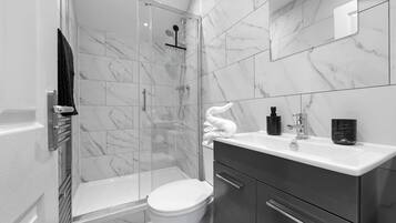 Dusche, Haartrockner, Handtücher