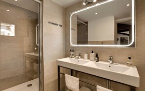 Dusj, hårføner og håndklær