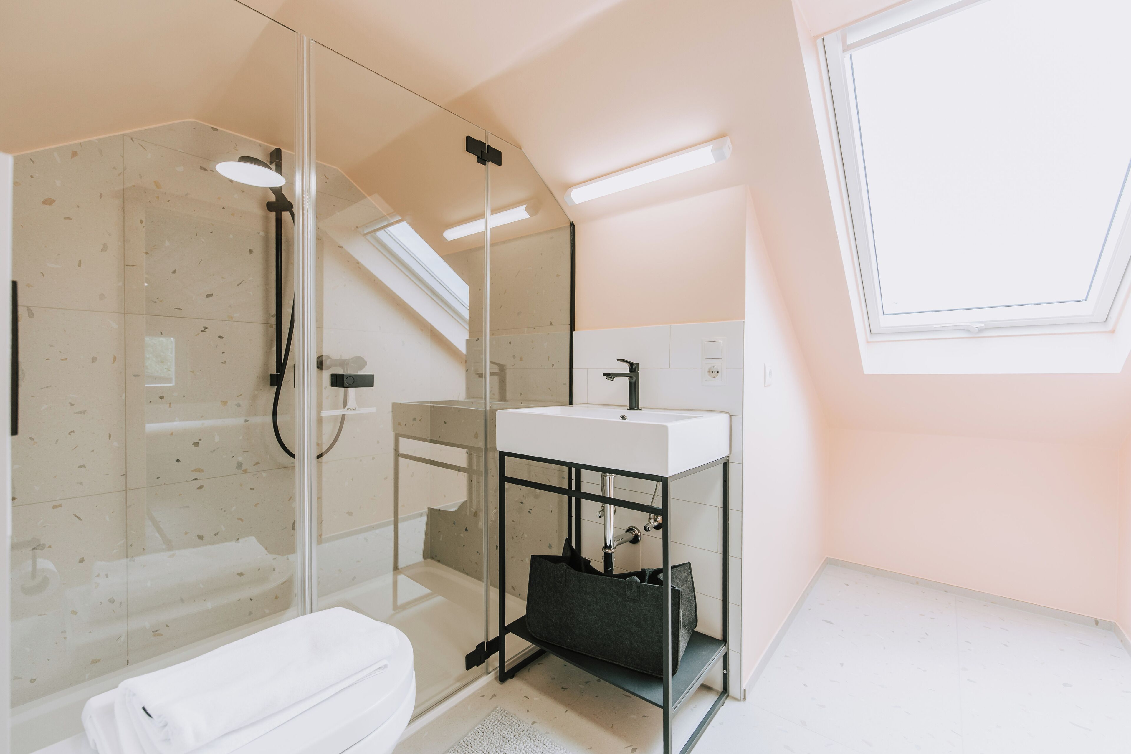 Standard-Zweibettzimmer | Badezimmer | Dusche, Handtücher, Seife, Shampoo