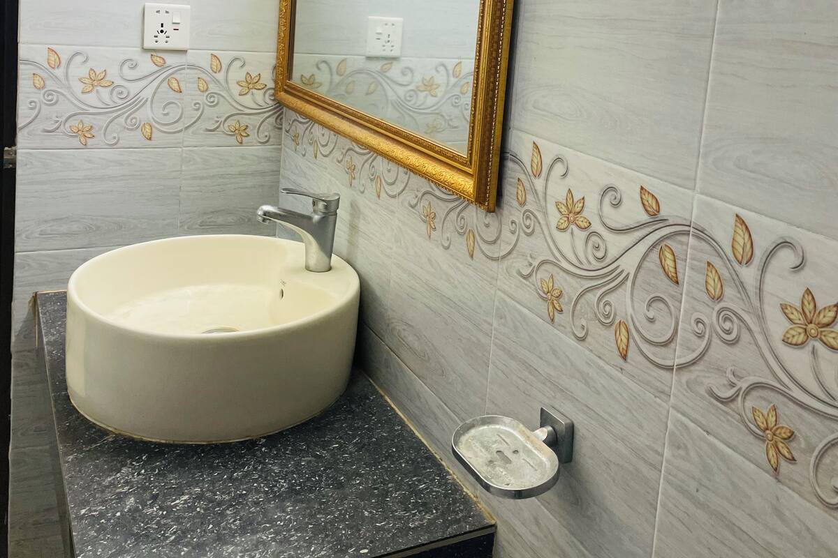 Superior Twin kamer | Badkamer | Een douche, pantoffels, handdoeken, zeep