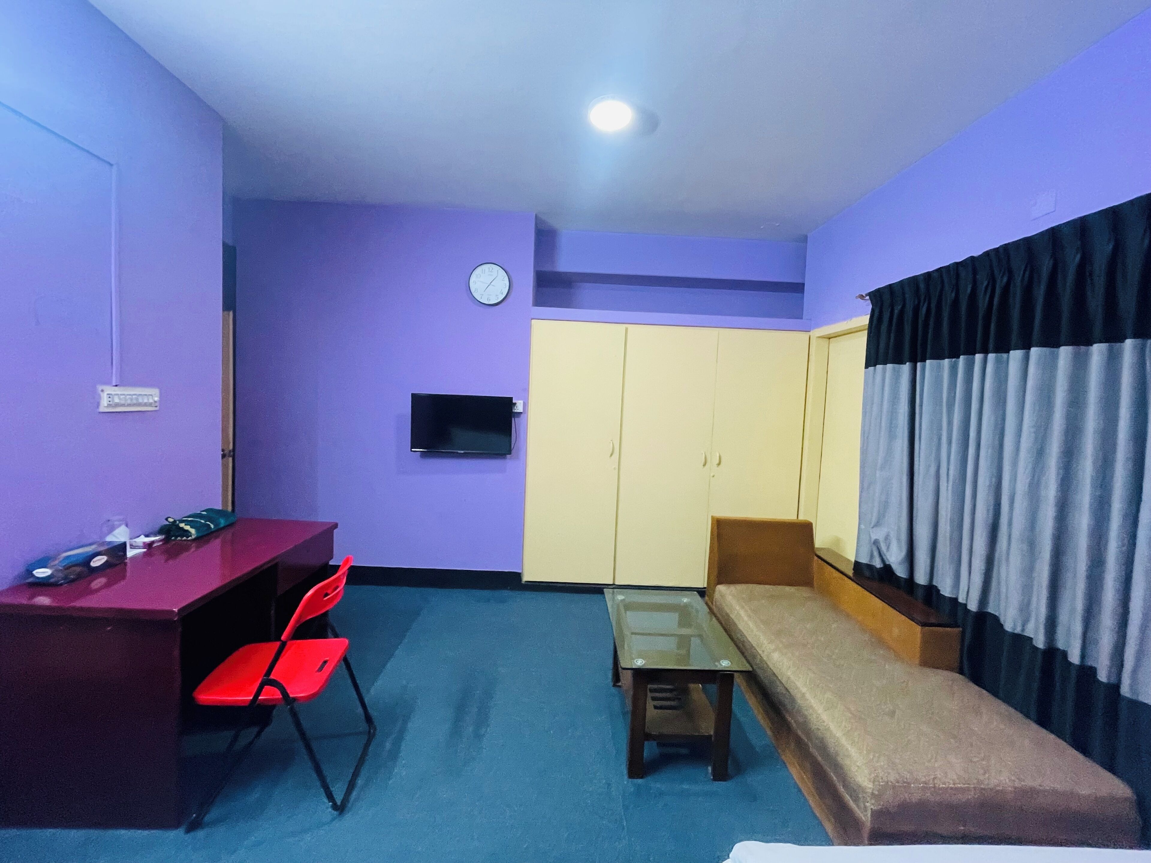 مكتب ومساحة عمل للكمبيوتر المحمول وواي فاي مجانًا وملاءات أسرّة