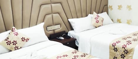 高级双床房 | 办公桌、笔记本电脑工作区、免费 WiFi、床单