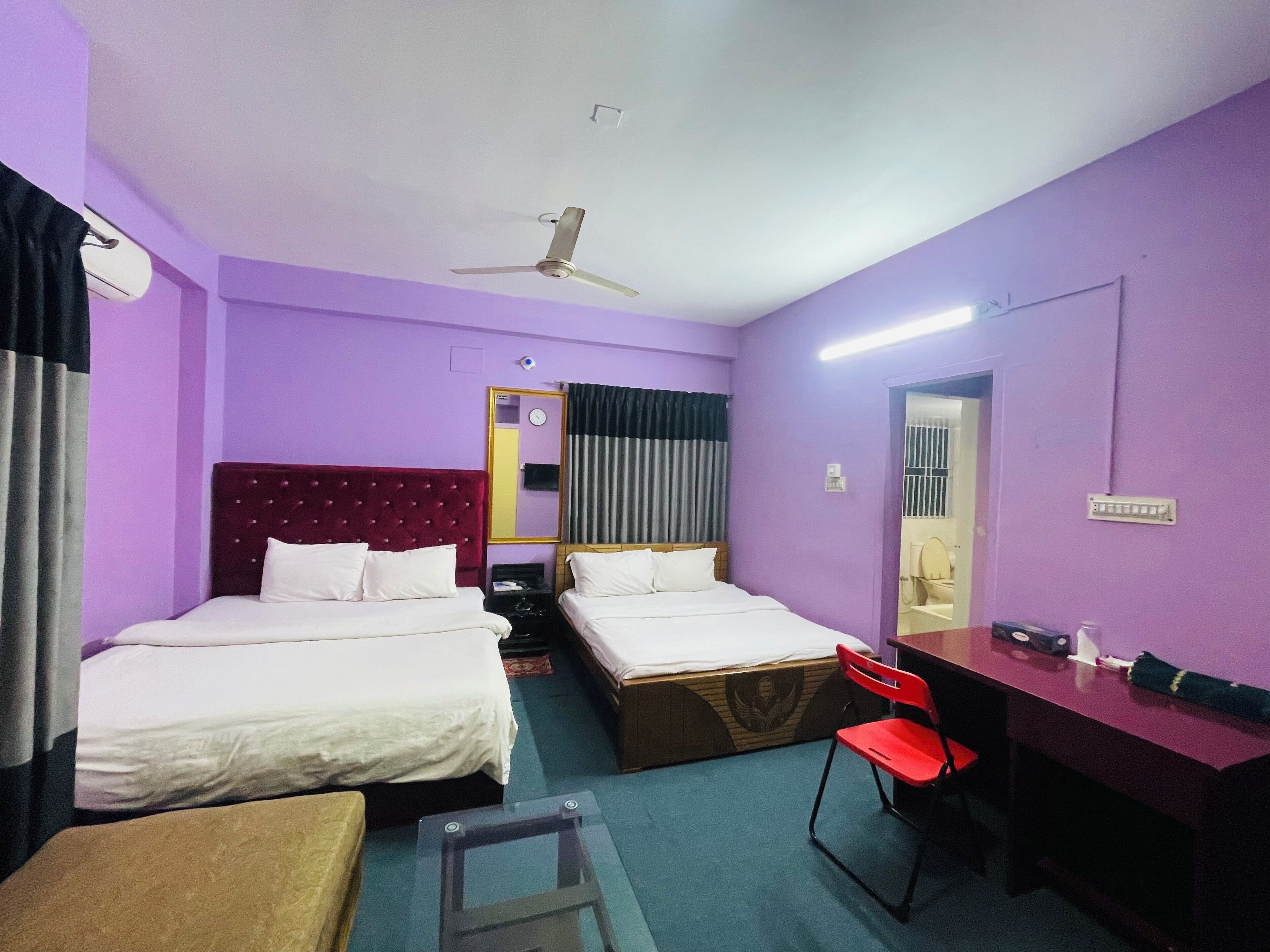 مكتب ومساحة عمل للكمبيوتر المحمول وواي فاي مجانًا وملاءات أسرّة