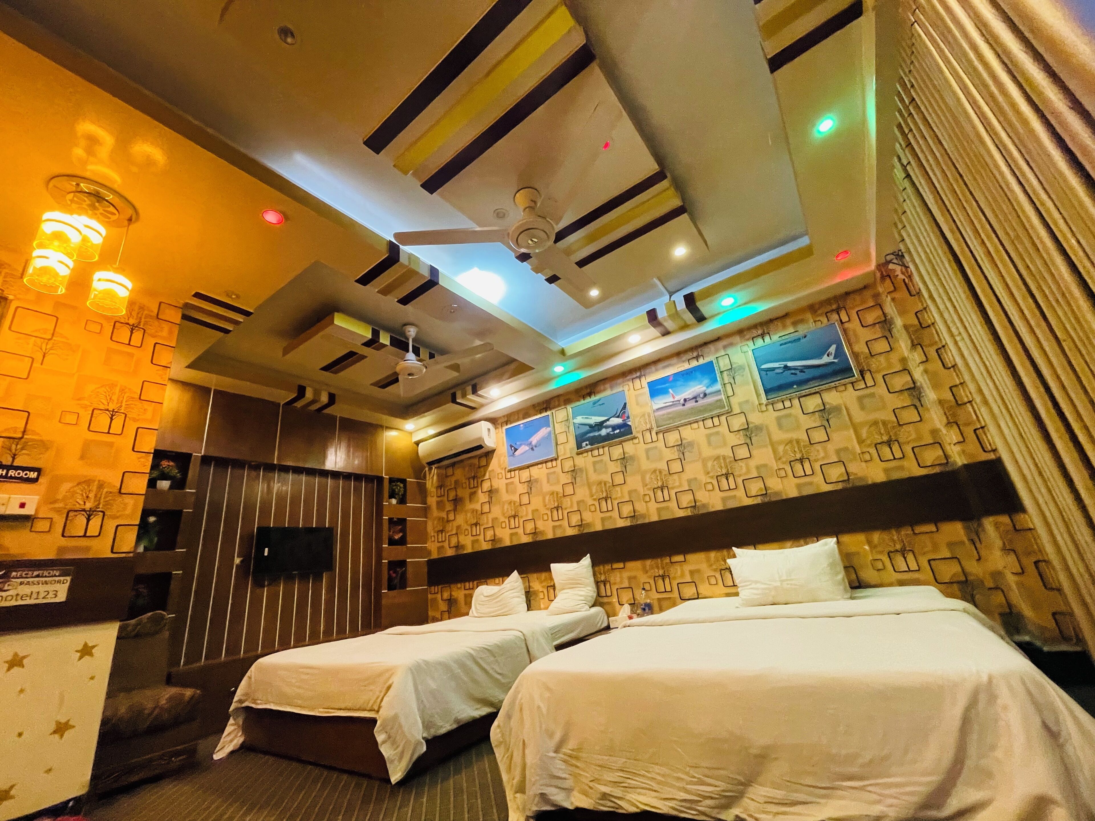 مكتب ومساحة عمل للكمبيوتر المحمول وواي فاي مجانًا وملاءات أسرّة