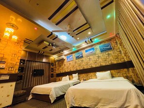 Familien-Doppelzimmer | Schreibtisch, laptopgeeigneter Arbeitsplatz, kostenloses WLAN