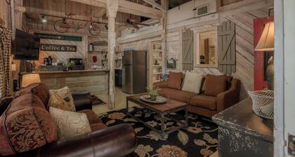 Downtown Cottage for 4 with parking.