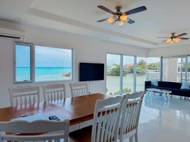 Superior Villa, Ocean View | In-room dining