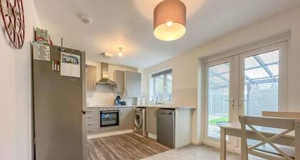 Room-double Modern Bedroom to Rent in Mi