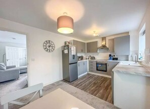 Shared Dormitory, 1 Bedroom, Smoking, Garden View | Interior - Room-double Modern Bedroom to Rent in Mi (Scunthorpe)