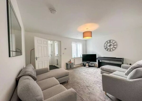 Unclassified image, 1 of 12, button - Room-double Modern Bedroom to Rent in Mi (Scunthorpe)