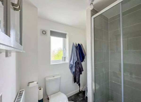 Shared Dormitory, 1 Bedroom, Smoking, Garden View | Bathroom - Room-double Modern Bedroom to Rent in Mi (Scunthorpe)