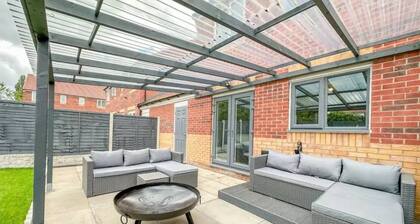 Room-double Modern Bedroom to Rent in Mi