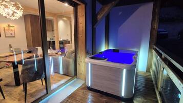 Penthouse Sénior, vue lac | Coin séjour | TV connectée de 65 pouces avec chaînes numériques, films à la carte