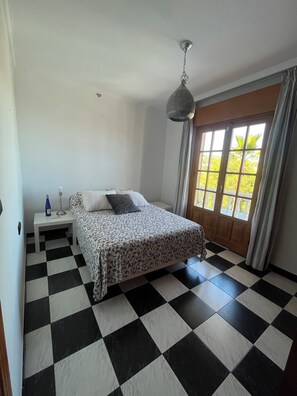 4 bedrooms, iron/ironing board, WiFi, bed sheets