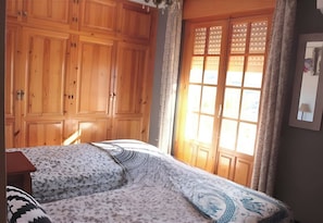 4 chambres, fer et planche à repasser, Wi-Fi, draps fournis