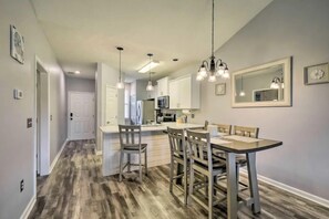 Dining - Good Vibes on the Green | Bright, Airy 2BR River Oaks Stay (Myrtle Beach)