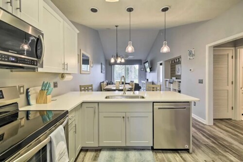 Modern and updated 2 BR Condo on Golf Course, Sleeps 6!