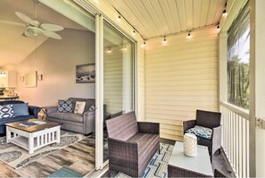 Smart TV - Modern and updated 2 BR Condo on Golf Course, Sleeps 6! (Myrtle Beach)
