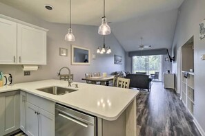 Interior - Modern and updated 2 BR Condo on Golf Course, Sleeps 6! (Myrtle Beach)