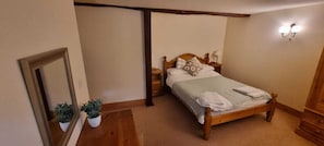 4 habitaciones, escritorio y tabla de planchar con plancha