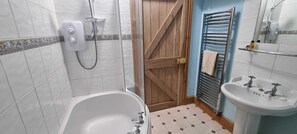 Shower, hair dryer, towels, soap - Quiet location, 4 bedroom, 4 bath, barn, six miles Brecon. Dog friendly. (Talyllyn)