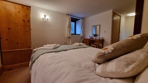 4 bedrooms, desk, iron/ironing board, travel cot - Quiet location, 4 bedroom, 4 bath, barn, six miles Brecon. Dog friendly. (Talyllyn)