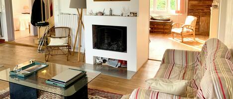 مدفأة، كُتُب، طابعة