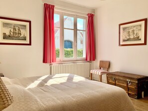 4 bedrooms, desk, iron/ironing board, travel cot