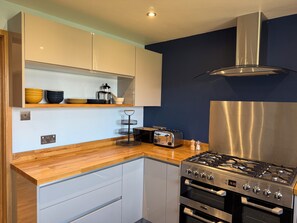 Fridge, microwave, oven, stovetop - Family home close to Lulworth Cove, Durdle Door, The Tank Musuem & Monkey World (Wool)