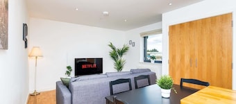 2Bed Ground Floor-Free Parking- by Holiday Homes