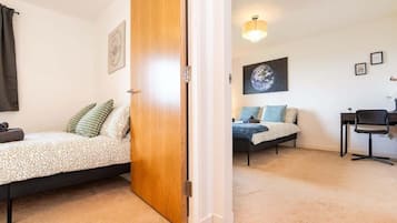 2 habitaciones, tabla de planchar con plancha, wifi y ropa de cama