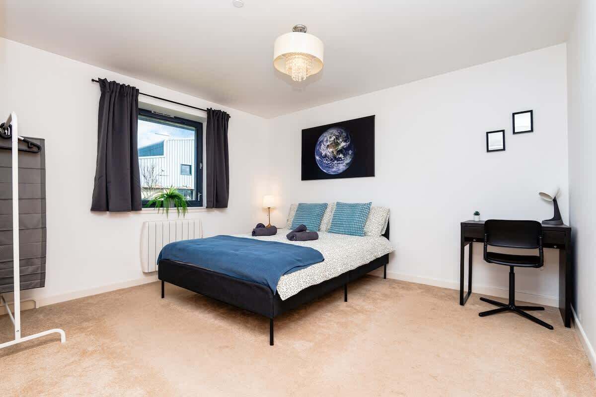 2 habitaciones, tabla de planchar con plancha, wifi y ropa de cama 